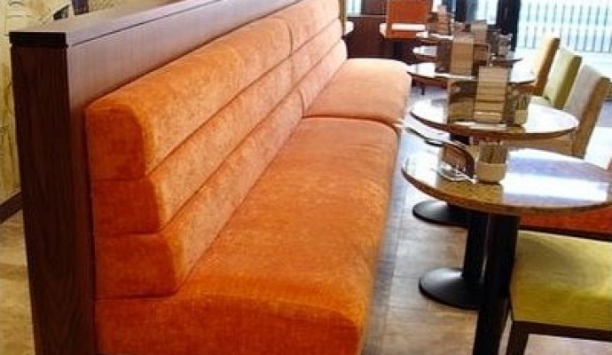Яку вибрати оббивку дивана для кафе - кожзам або тканину?>