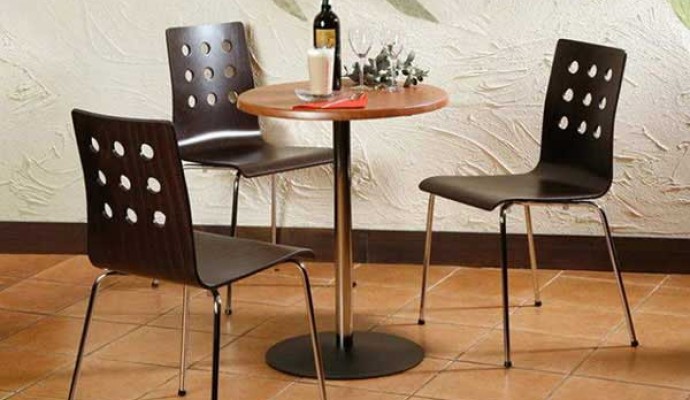 Що потрібно враховувати, вибираючи столи і стільці для кафе?>