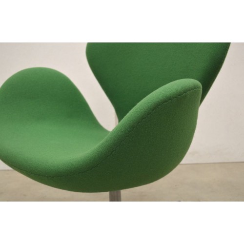 Кресло Сван на металлическом основании, зеленое